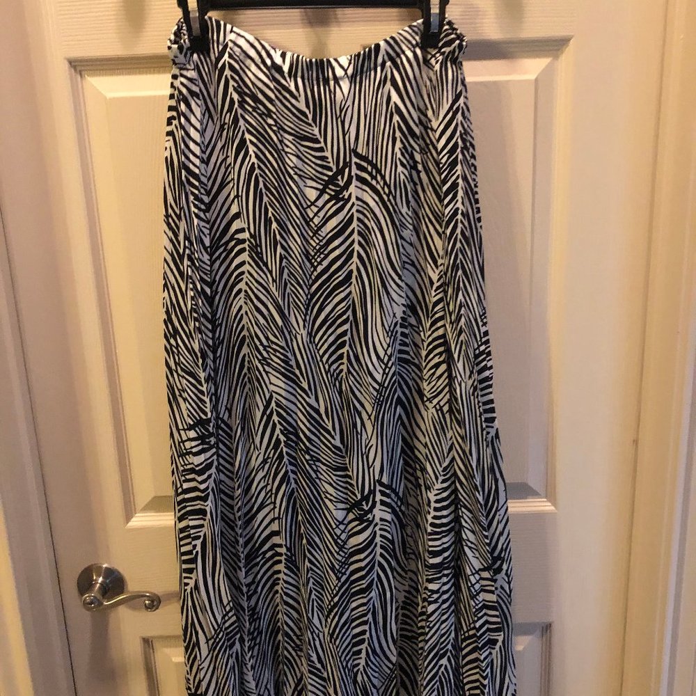Rafaella maxi skrt. Black and white pleated.